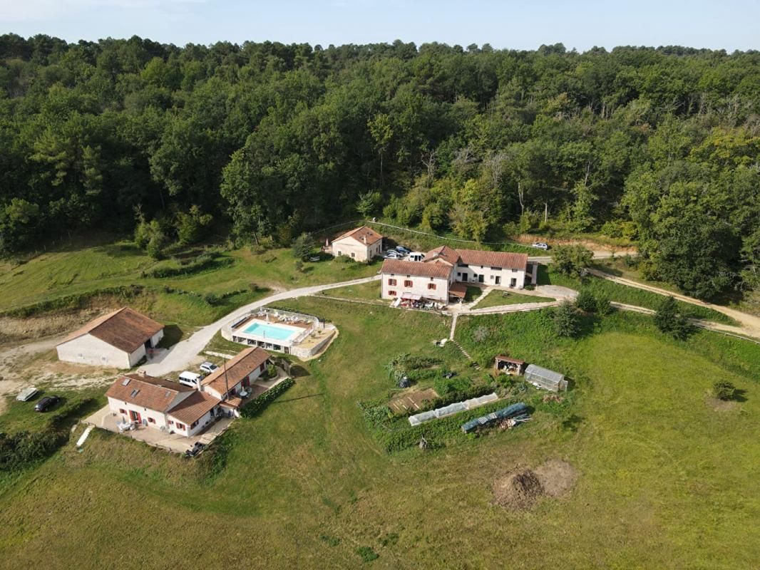 Magnifique corps de ferme (538 m2) situé sur plus de 11 hectares