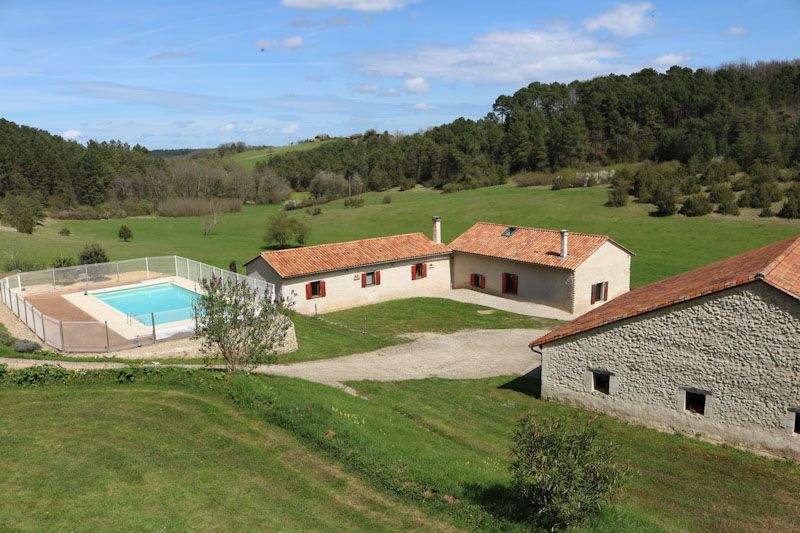 MONTREM Magnifique corps de ferme (538 m2) situé sur plus de 11 hectares 2