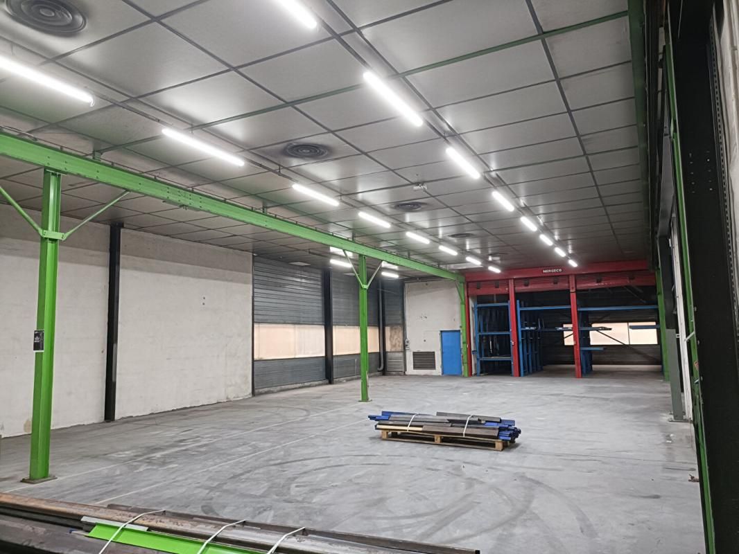 Dunières  43220 1170m² de  locaux d'activité comprenant des bureaux, un bâtiment industriel et des locaux à usage de stockage