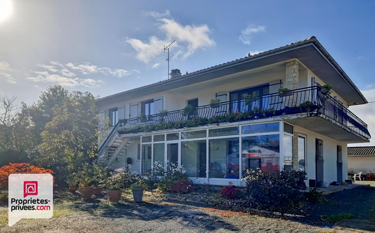 Spacieuse maison familiale de 175 m2 entièrement rénovée - Terrain 1965 m2 avec partie constructible - Dépendances