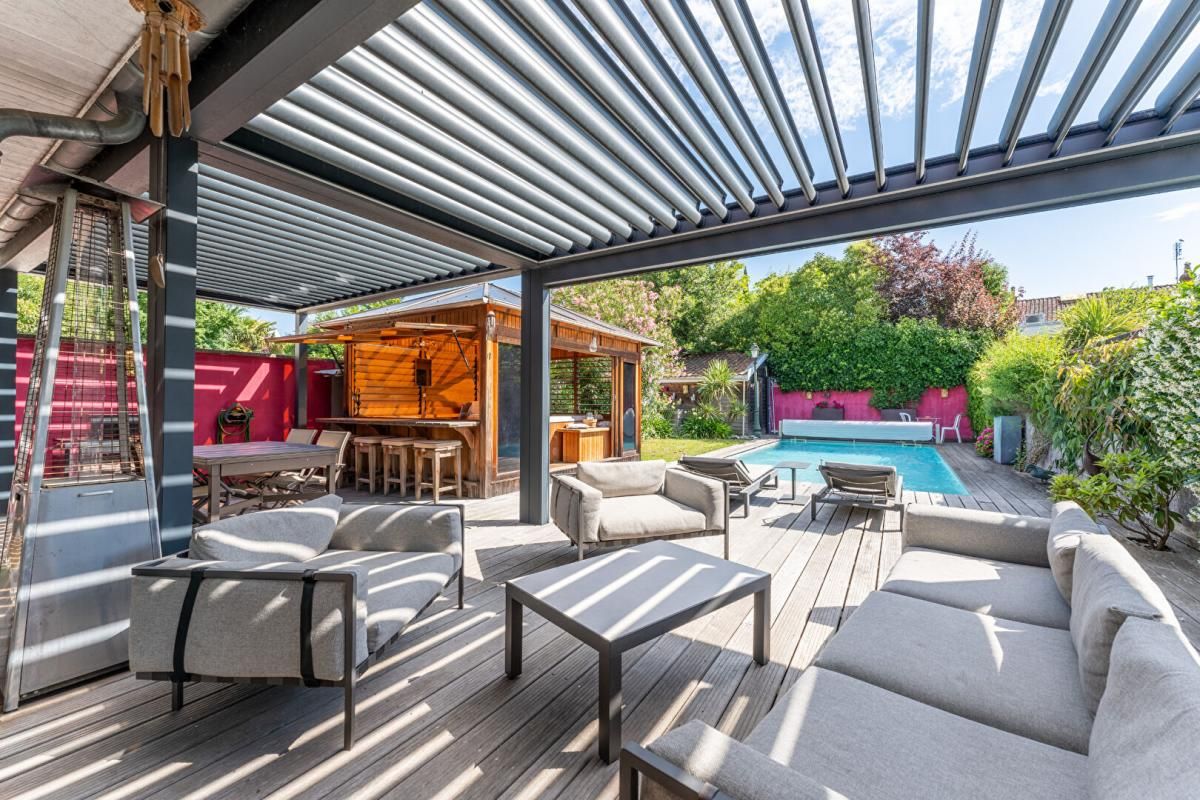 Belle et grande maison bourgeoise en pierre avec garage, cave, jardin et prestations de qualité idéalement située