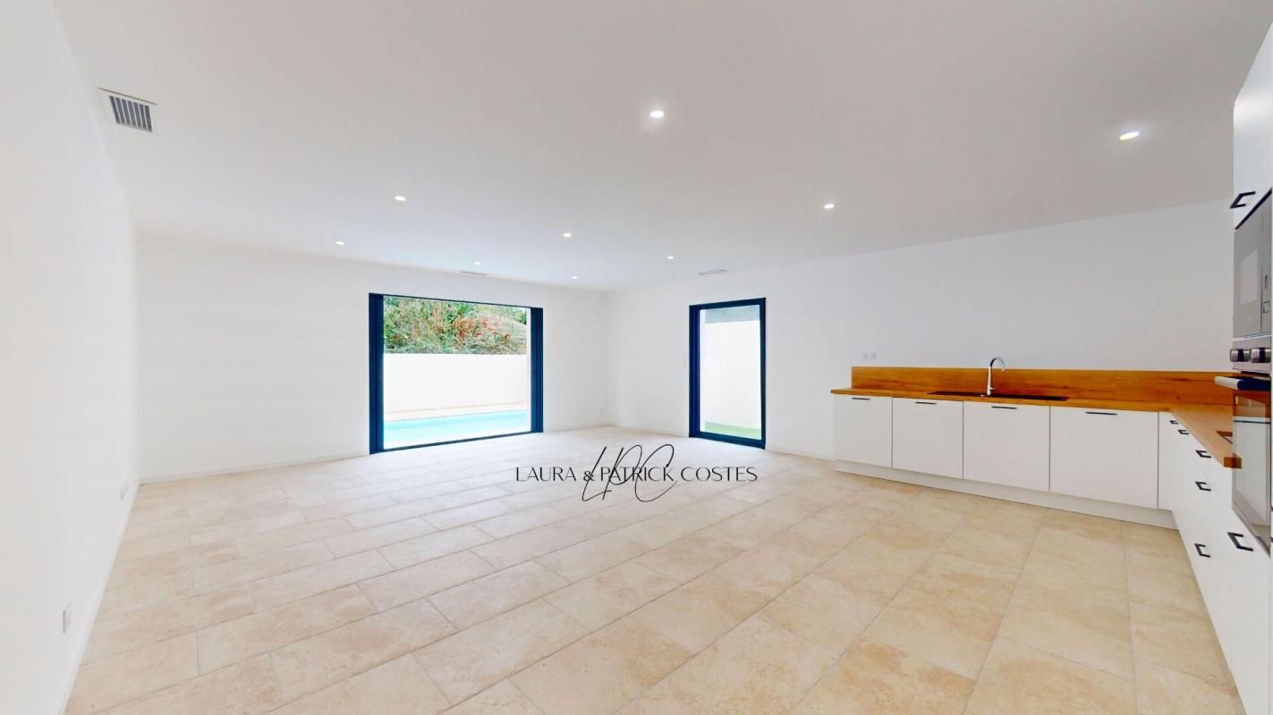 Villa neuve de plain-pied avec garage et piscine