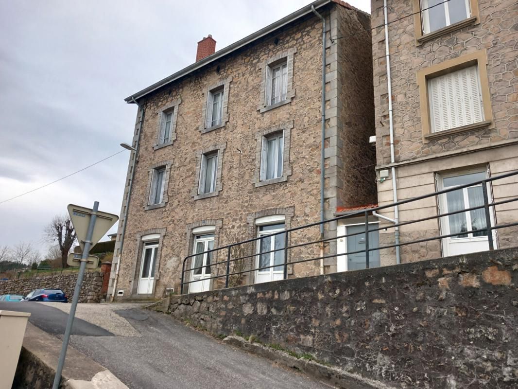 DUNIERES Dunières 43220 immeuble élevé sur caves comprenant trois niveaux plus combles aménageables sur 1148m² de terrain 2