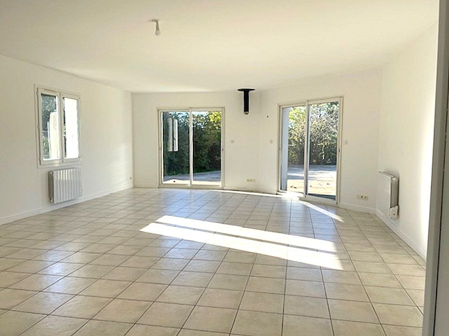 SAINT-JEAN-DE-LIVERSAY Maison de plain pied 125 m2, 4 chambres, terrasse bois, piscine et jardin 3