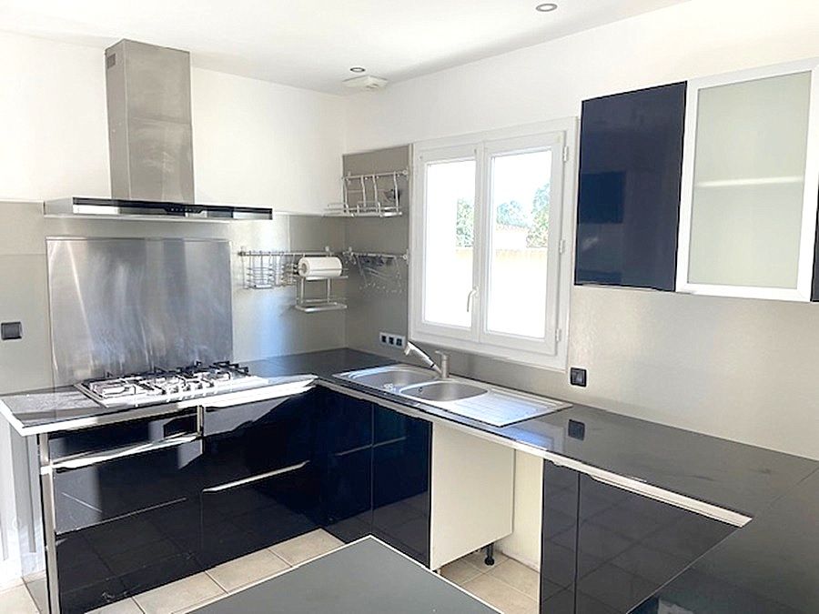 SAINT-JEAN-DE-LIVERSAY Maison de plain pied 125 m2, 4 chambres, terrasse bois, piscine et jardin 4