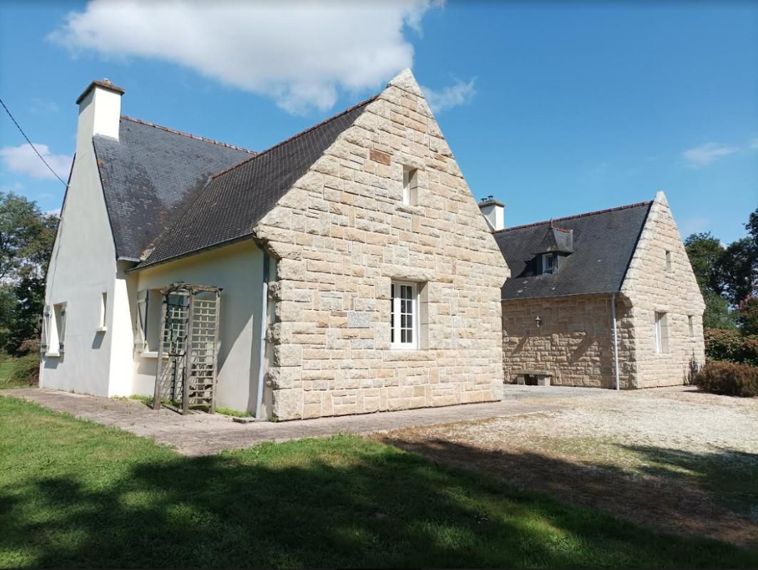 29520 Châteauneuf du Faou maison de caractère 218 m² 5 chambres, terrain de 9000 m²