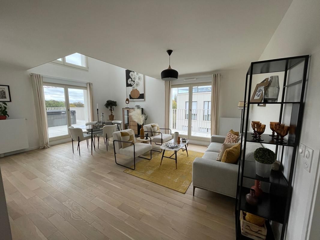 CHATENAY-MALABRY 910 000 Devant le parc de Sceaux. Au dernier étage, ce 5 pièces de standing aux prestations raffinées, en duplex avec terrasse 3