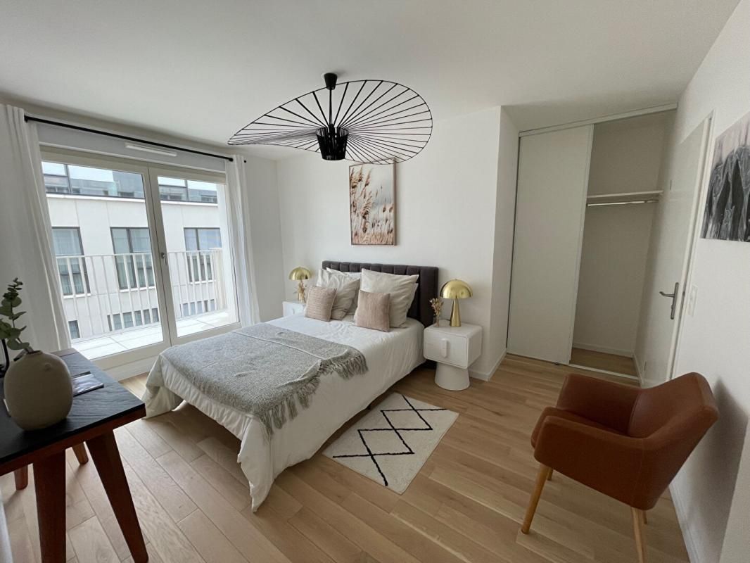 CHATENAY-MALABRY 910 000 Devant le parc de Sceaux. Au dernier étage, ce 5 pièces de standing aux prestations raffinées, en duplex avec terrasse 4