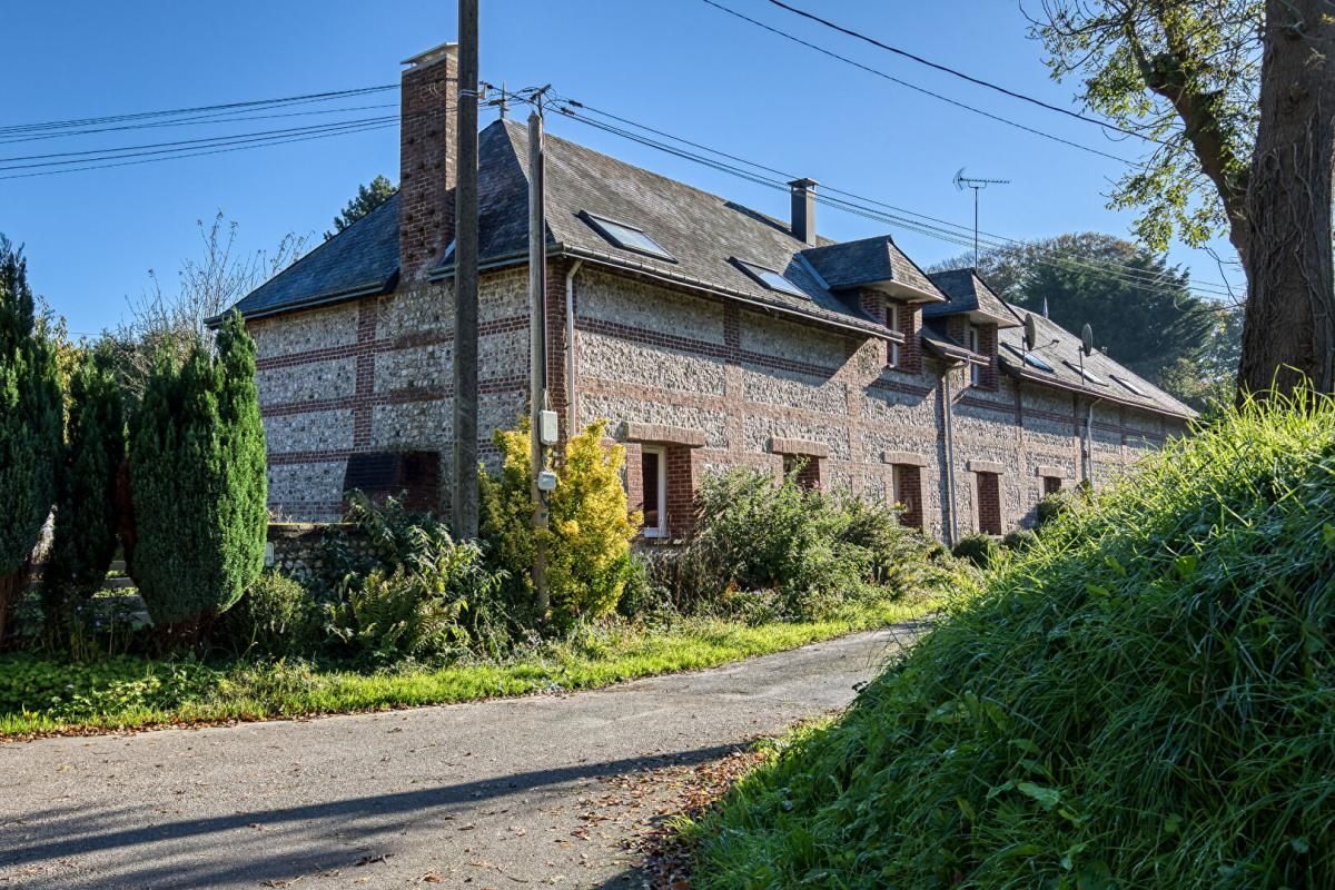 Authentique briques et silex, 250m2 dont 8 chambres. Beaux volumes