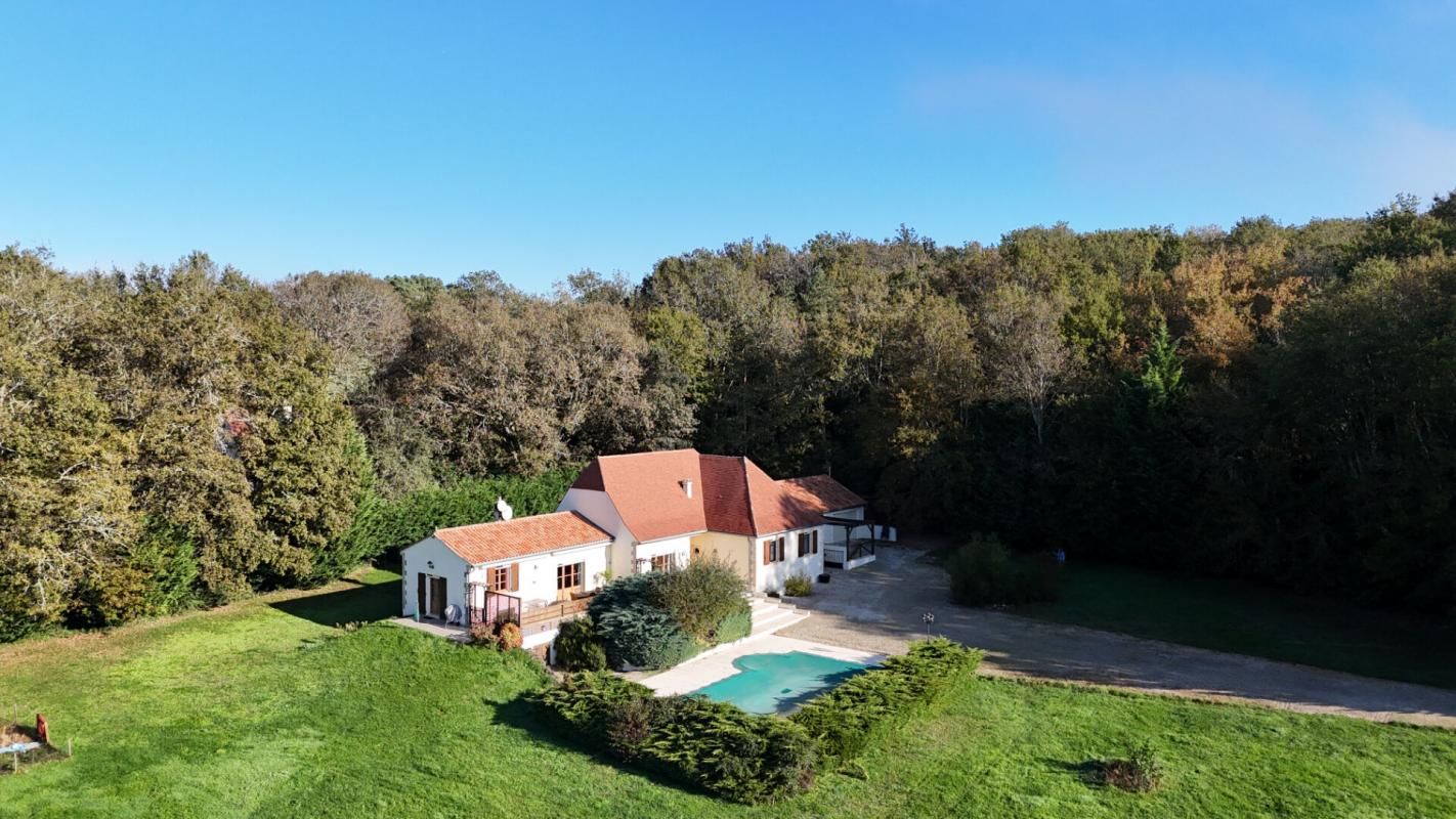 Maison 6 pièce(s) 208 m2 piscine et dépendance