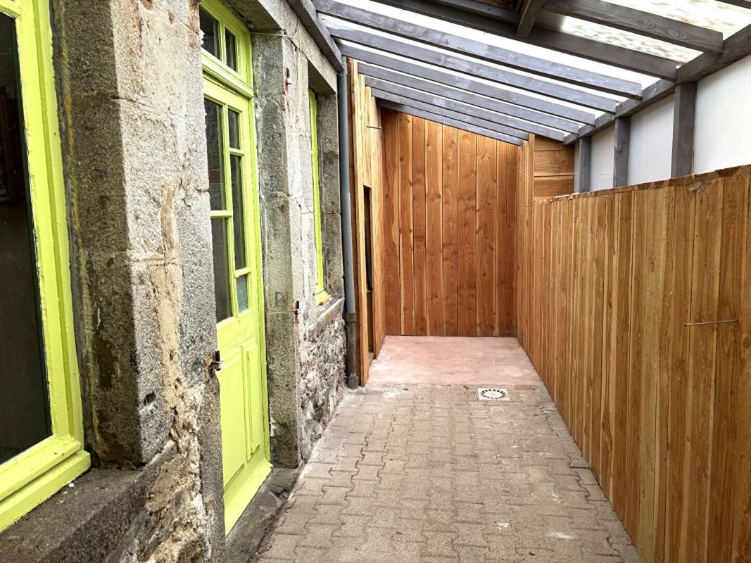 SAINT-ANTHEME Saint Anthème  63660 immeuble sur trois niveaux plus combles 180 m² 4