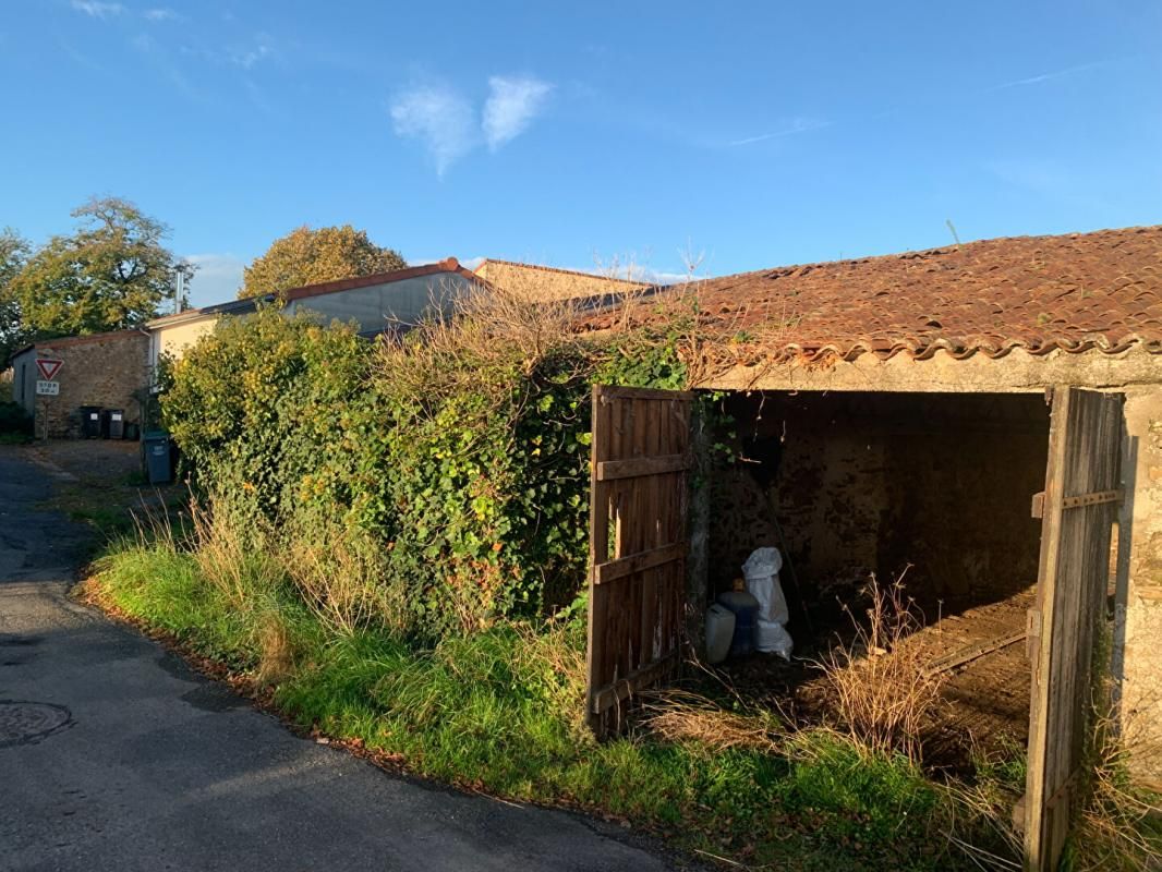 SAINT-FIACRE-SUR-MAINE Bâtisse en pierre de 60 m2 2
