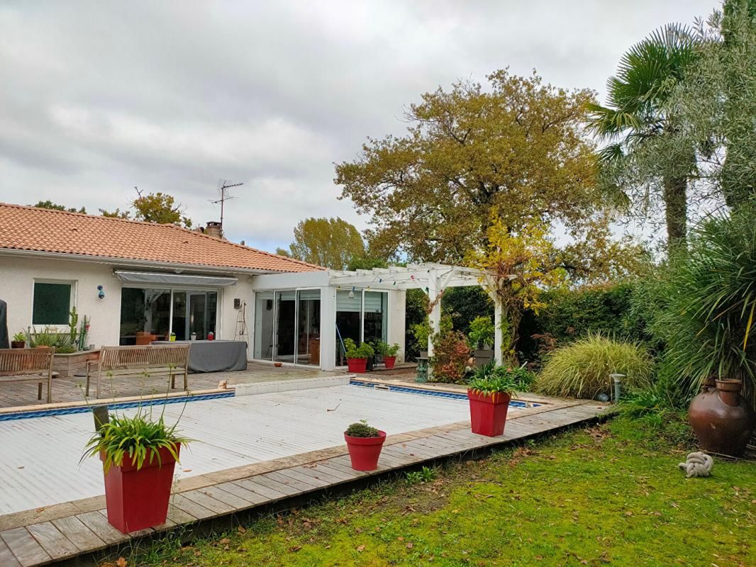 CARBON-BLANC ENSEMBLE 208 m² MAISON + STUDIO - PISCINE - GARAGES AVEC TERRAIN 2621 m² 3