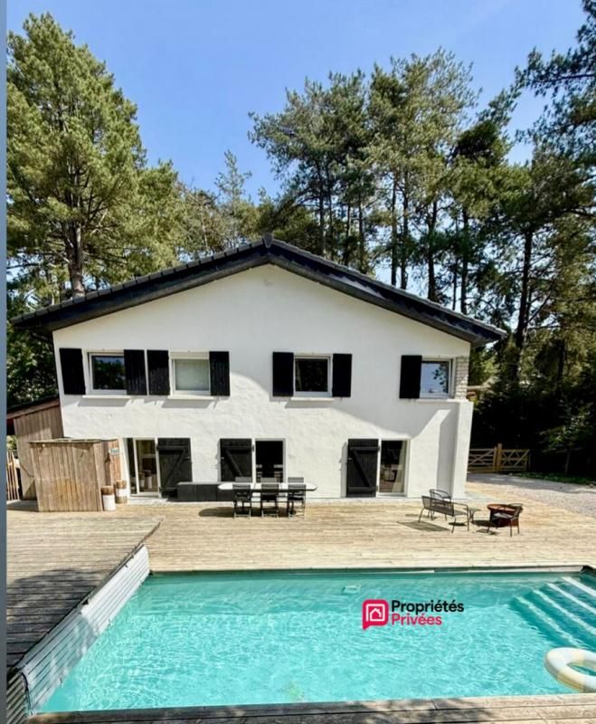 Villa rénovée avec piscine , 4 chambres,  emplacement d'exception