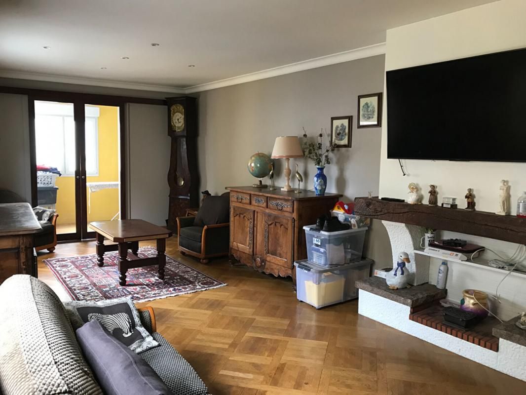 Maison, La Chataigneraie (85120) 4 chambres un bureau et dépendance