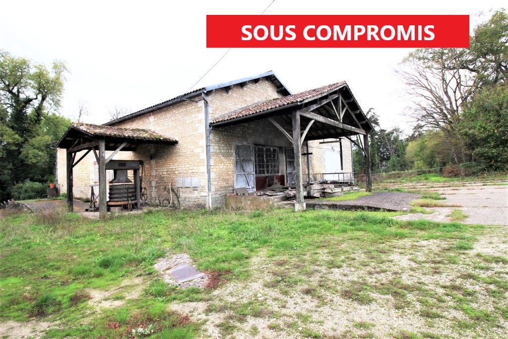 PONS : Anciens chais de 500 m² au sol + 6 ha de terres