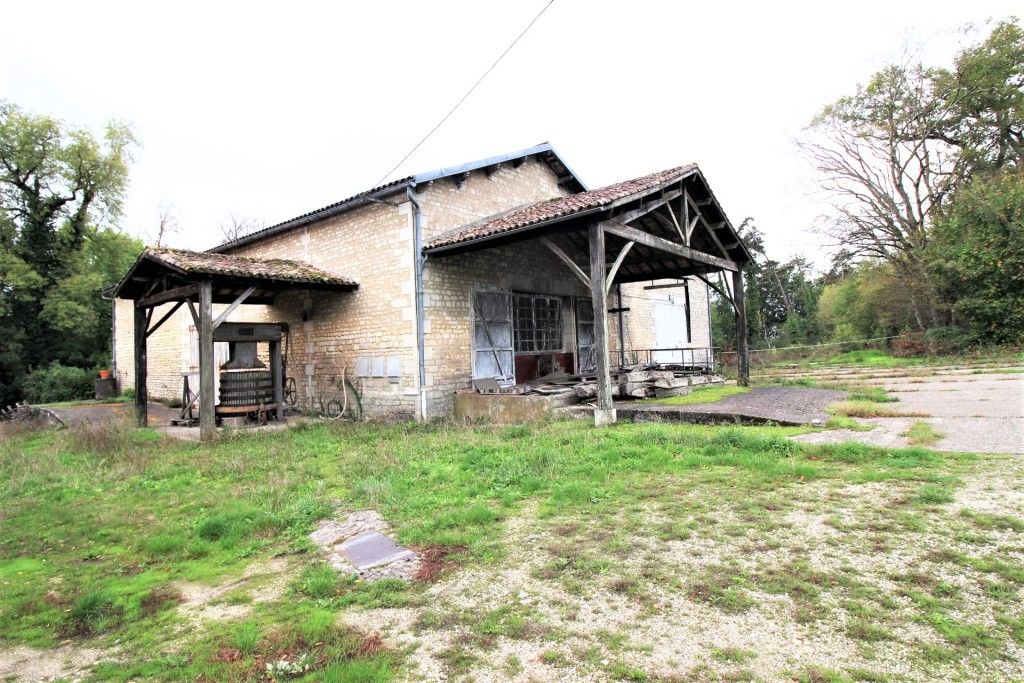 PONS PONS : Anciens chais de 500 m² au sol + 6 ha de terres 2