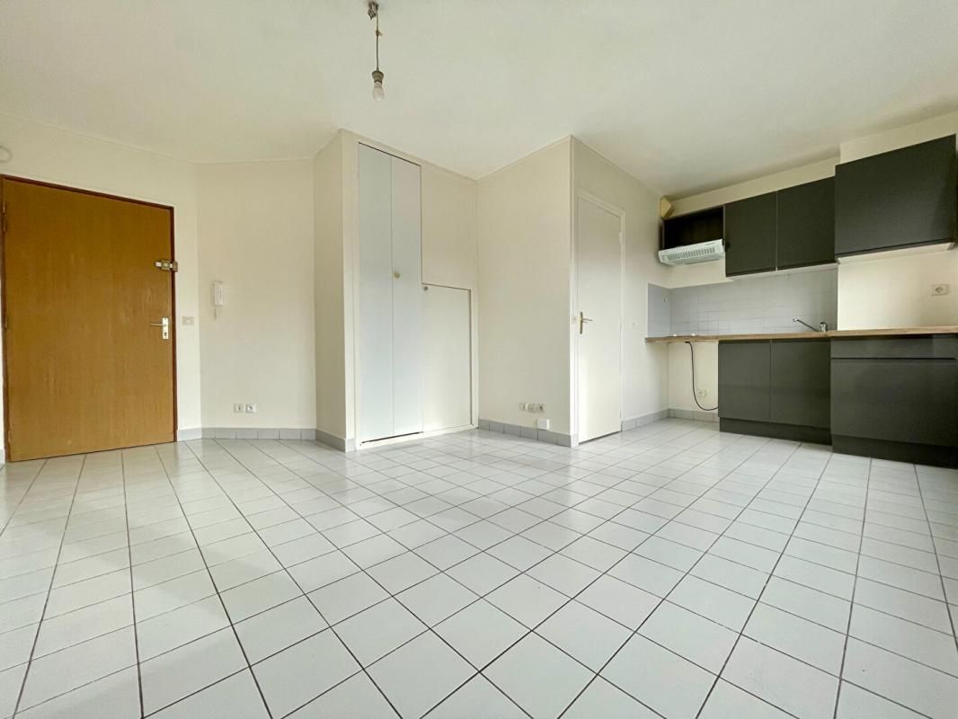 Joli studio en parfait état situé dans un immeuble récent en pierre de taille