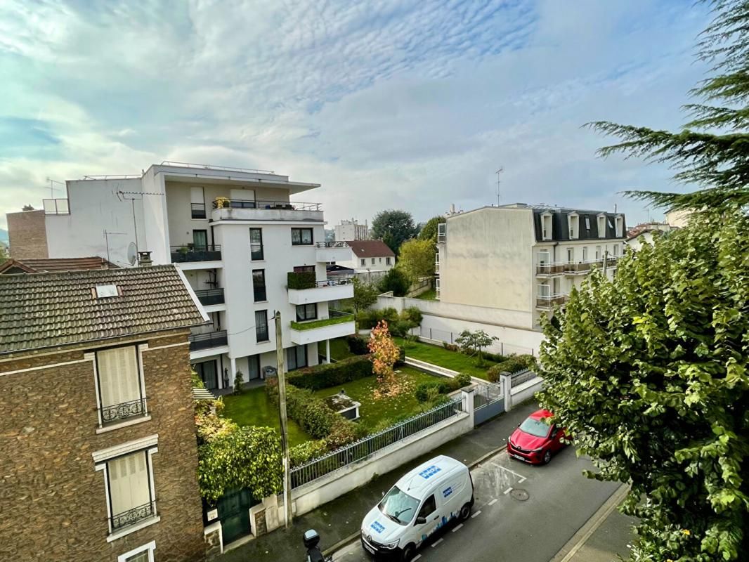 VILLEMOMBLE Joli studio en parfait état situé dans un immeuble récent en pierre de taille 3