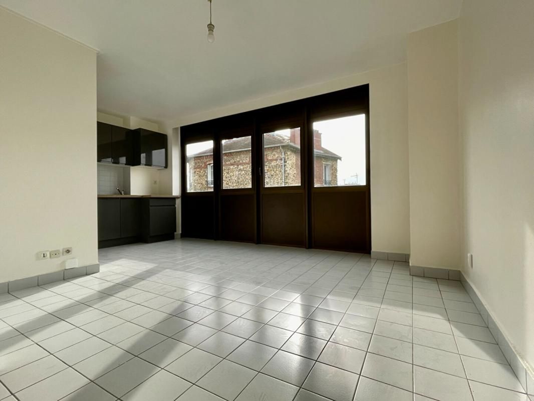 VILLEMOMBLE Joli studio en parfait état situé dans un immeuble récent en pierre de taille 4