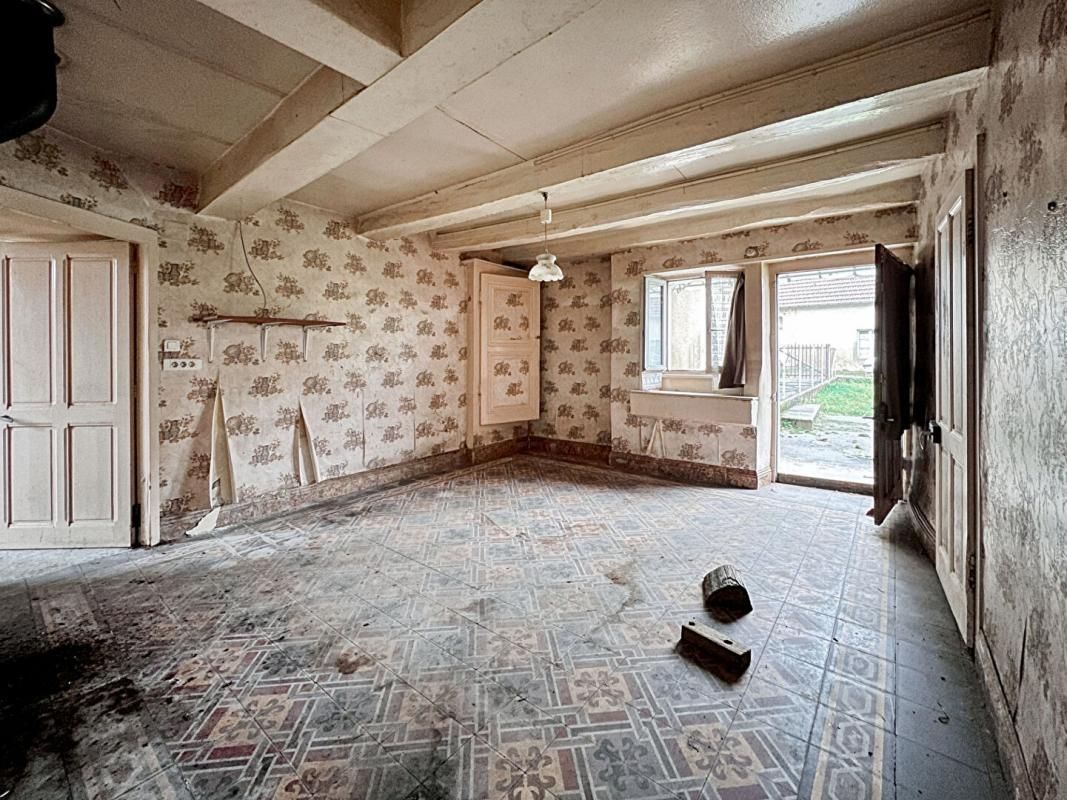 ETRELLES-ET-LA-MONTBLEUSE 70700 - ETRELLES ET LA MONTBLEUSE - 125 m2 - 4 chambres - Prix : 38000  honoraires charge vendeur 4