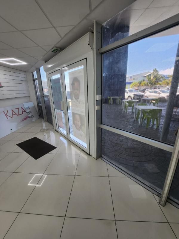 BAIE-MAHAULT BAIE MAHAULT - LOCAL COMMERCIAL aménagé 94 m² 2