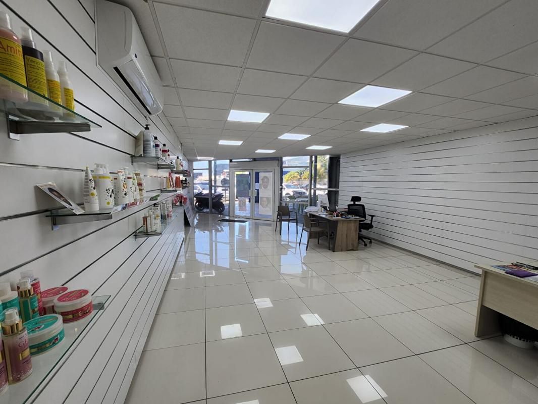 BAIE-MAHAULT BAIE MAHAULT - LOCAL COMMERCIAL aménagé 94 m² 3