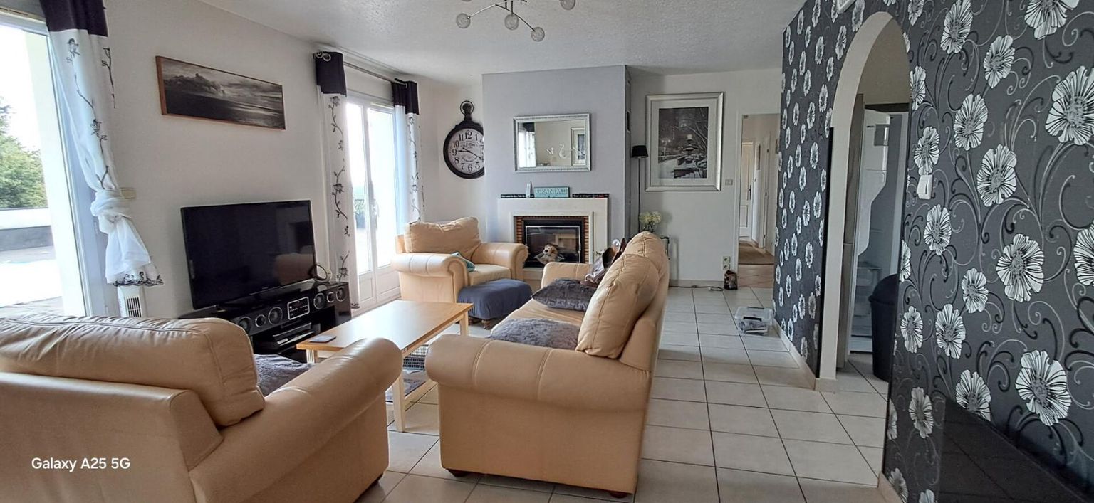 LA CAILLERE-SAINT-HILAIRE Maison 124 M2 , 3 CHAMBRES , PISCINE , GARAGE 80 M2, VUE DEGAGEE 4