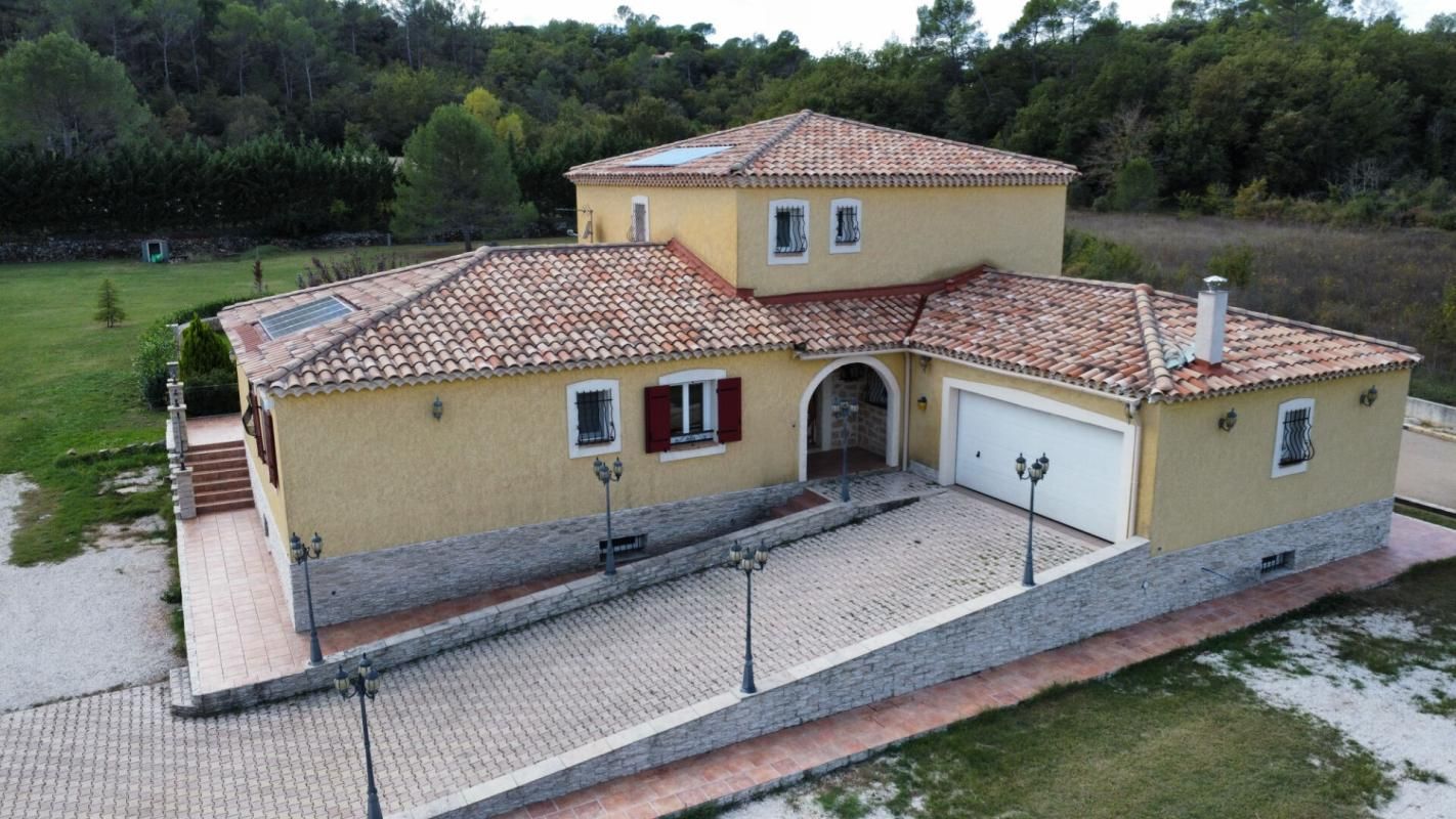 TOURVES Tourves au calme cadre naturel - maison de charme ! 229.21m2 surface totale au sol :498.91 avec une magnifique piscine en pinte de diamant sur 5000m2 terrain-toute 2