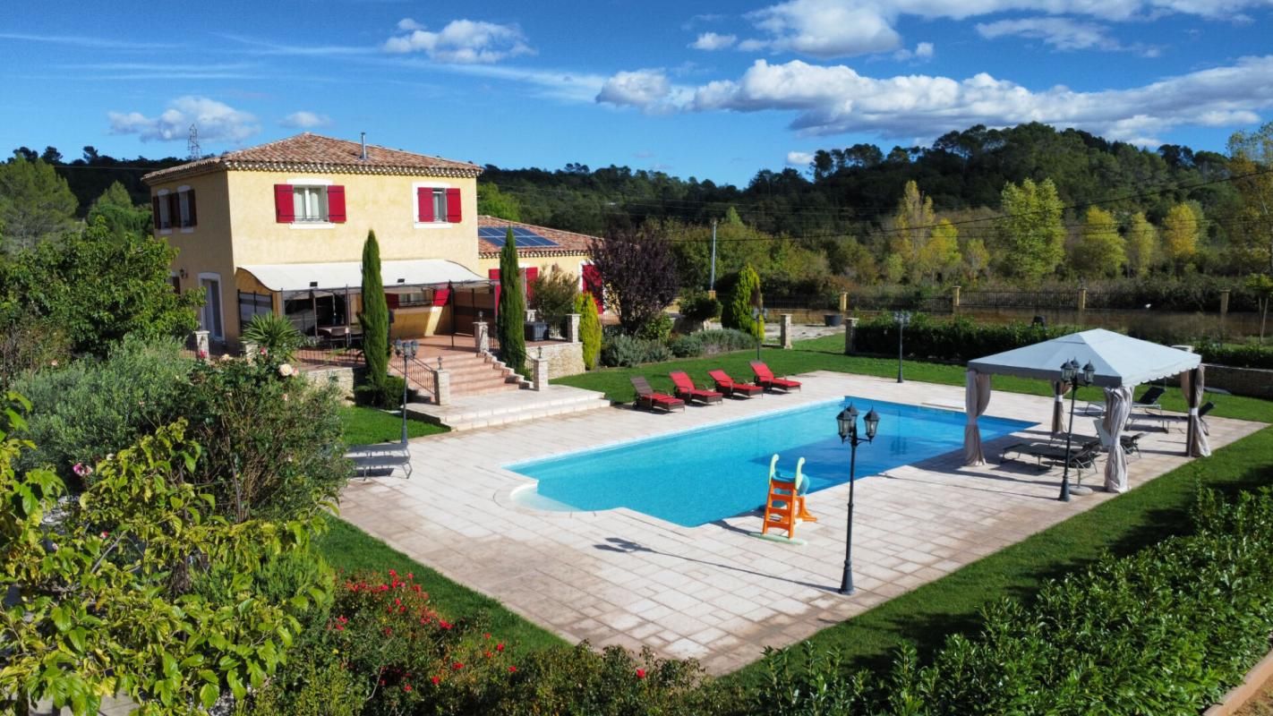 TOURVES Tourves au calme cadre naturel - maison de charme ! 229.21m2 surface totale au sol :498.91 avec une magnifique piscine en pinte de diamant sur 5000m2 terrain-toute 3