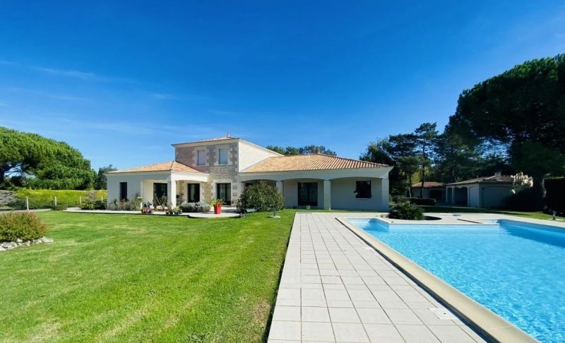 MEDIS Villa de prestige de 362 m² avec T1 de 64 M² SUR 7500 M² 817404 Négociable 2