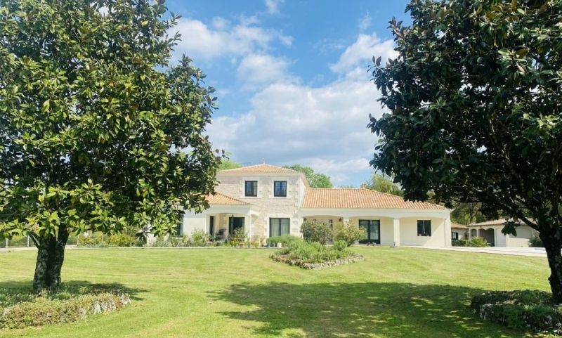 MEDIS Villa de prestige de 362 m² avec T1 de 64 M² SUR 7500 M² 817404 Négociable 3