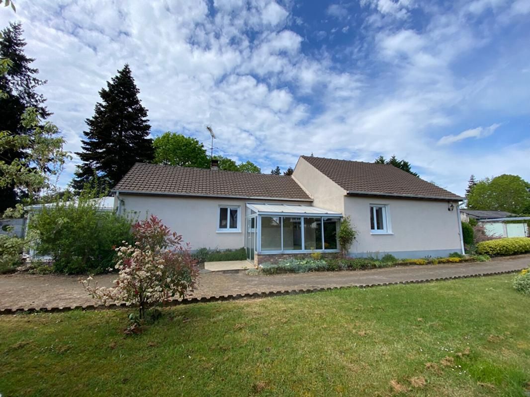 A VENDRE PAVILLON 4 CHAMBRES, MAGNIFIQUE VERANDA BOW-WINDOWGARAGES, TERRAIN de 2087 m2