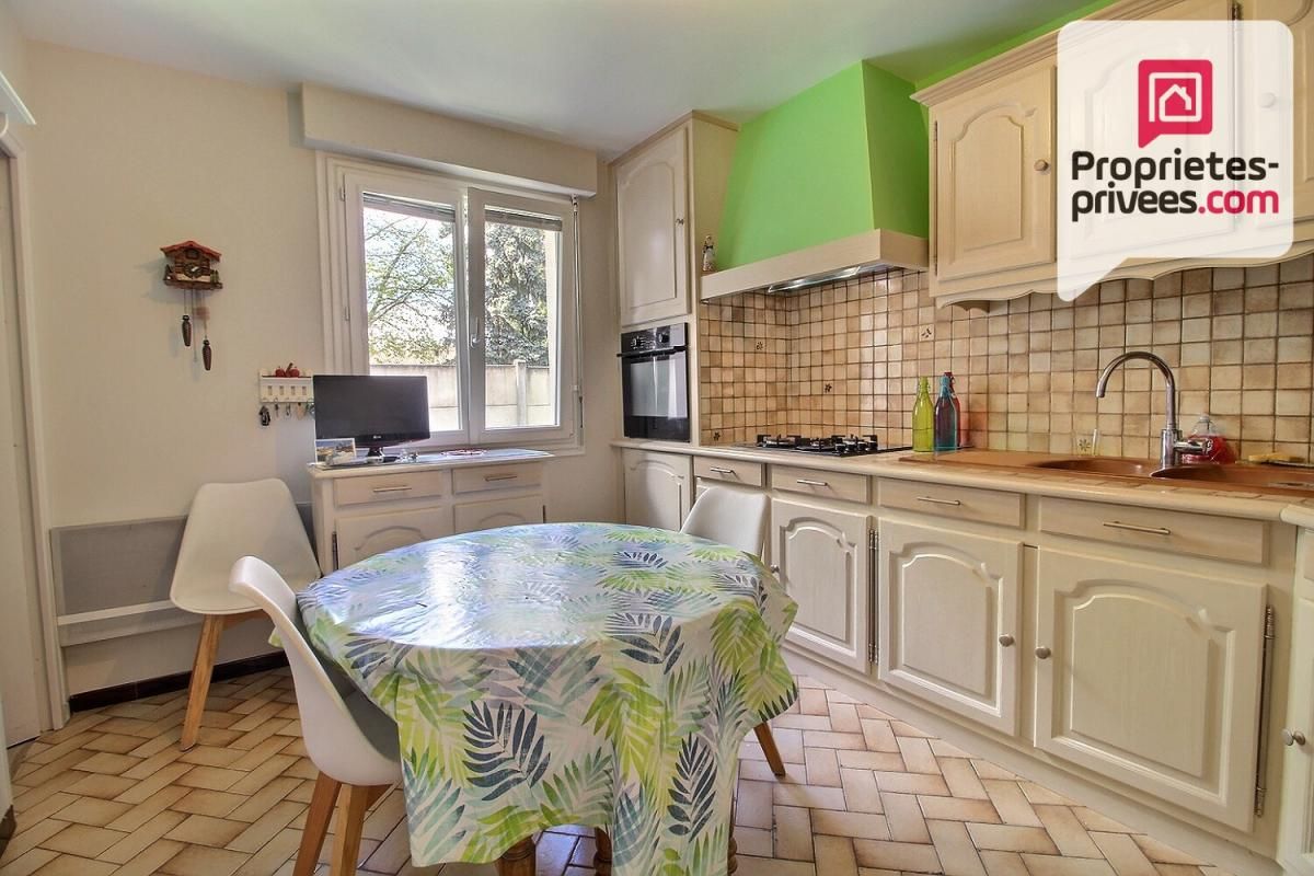 MONTARGIS A VENDRE PAVILLON 4 CHAMBRES, MAGNIFIQUE VERANDA BOW-WINDOWGARAGES, TERRAIN de 2087 m2 4
