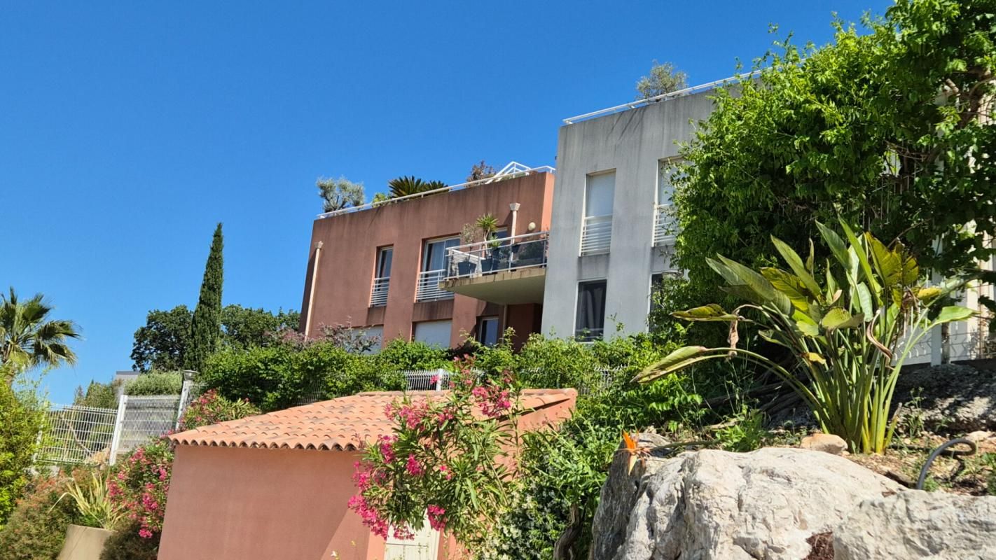 Appartement Hyeres 3 pièce(s) avec terrasse et piscine 385 000