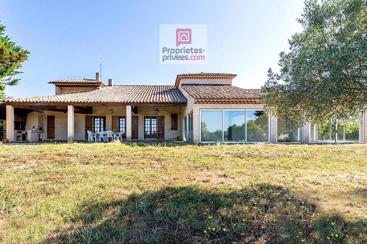 LA VERDIERE Maison cossue familiale avec piscine couverte sur grand terrain 3