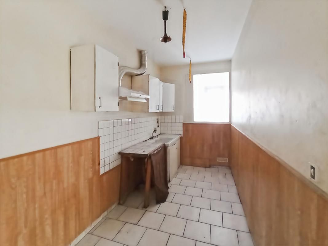 ARTHES Maison de 4 pièces entièrement à rénover à Arthes 2