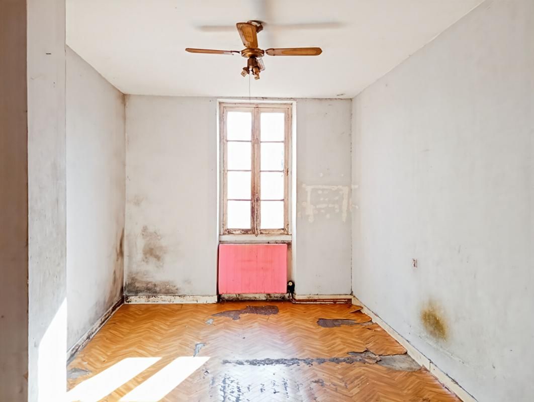 ARTHES Maison de 4 pièces entièrement à rénover à Arthes 3