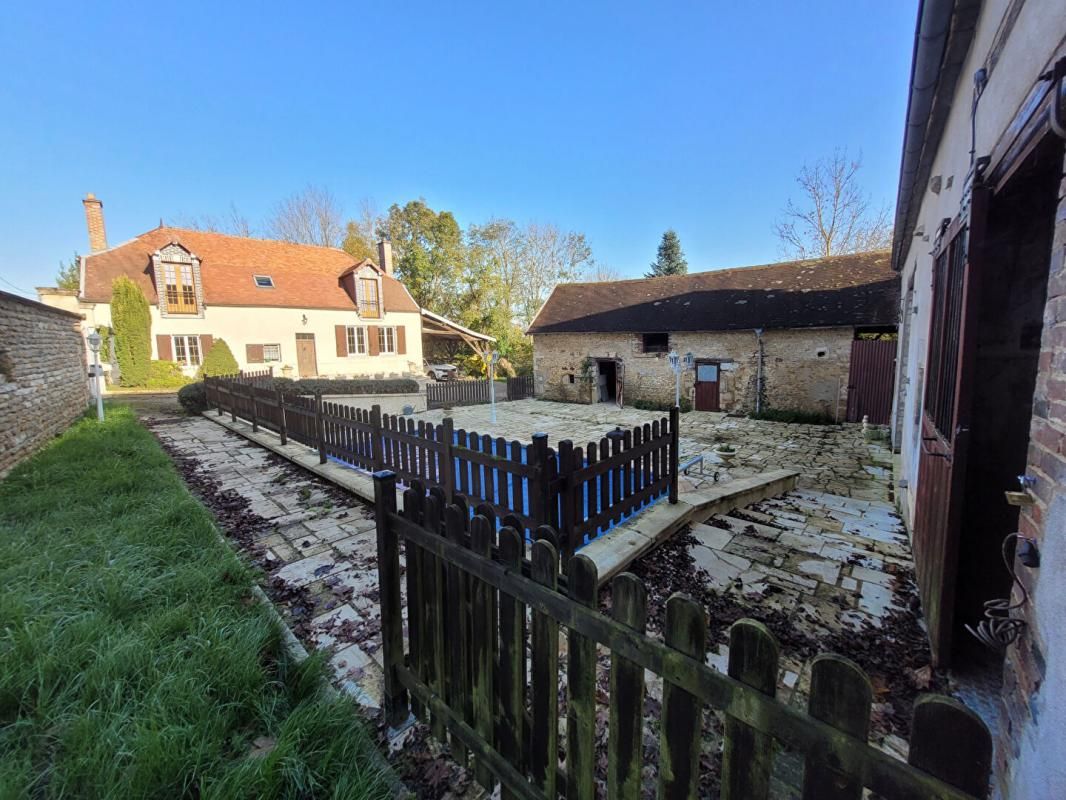 CHAOURCE Ancienne ferme rénovée avec dépendances, écuries et piscine - CHAOURCE 10110 2