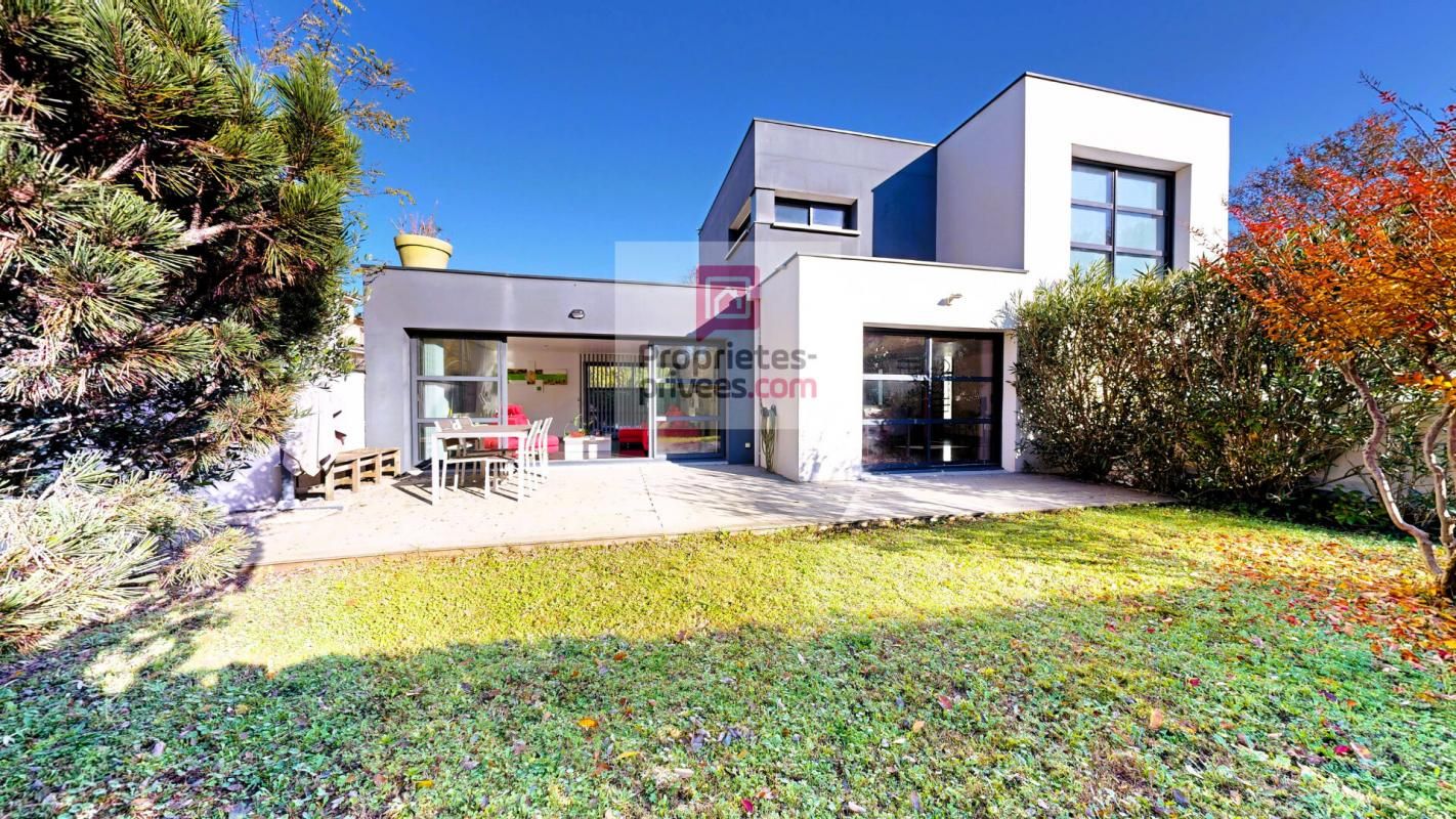 EYSINES Dept 33 - Eysines Montalieu- Maison d'Architecte d'Exception - 4 pièce(s) 138 m2 avec terrasses, piscine, et son jardin arboré de 444m2 3