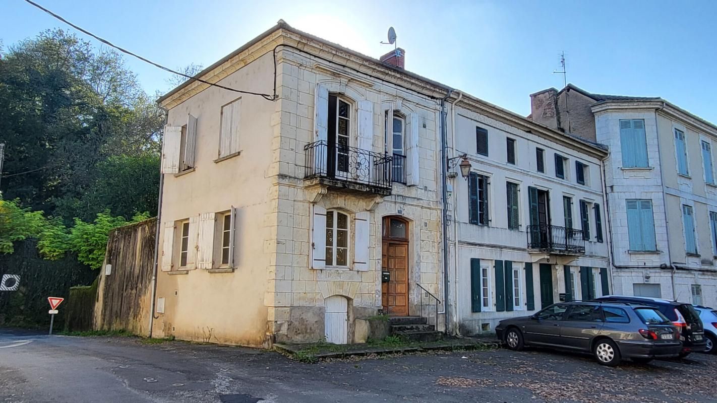Maison en pierres de taille centre ville de Mussidan 3 pièces 70 m2 sur sous sol