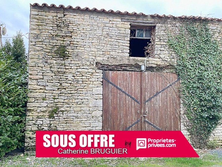 Chai en pierre sur 2 niveaux à réhabiliter Saint Sauveur d'Aunis avec jardin et dépendance