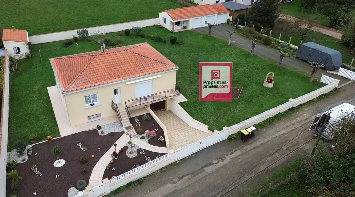 MONTREUIL ravissante  maison  5 pièce(s) 140m2 ,  3 garages,  préau terrain plat et clôturé 2