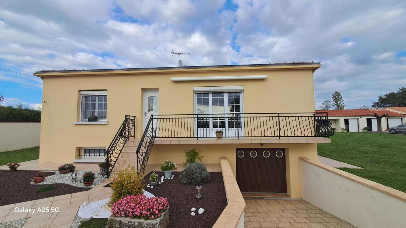 MONTREUIL ravissante  maison  5 pièce(s) 140m2 ,  3 garages,  préau terrain plat et clôturé 3