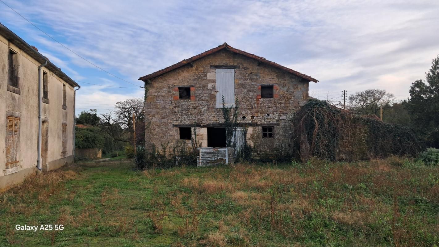 LA CHAPELLE-THEMER Ancien corps de ferme et annexes au coeur d'un village 2
