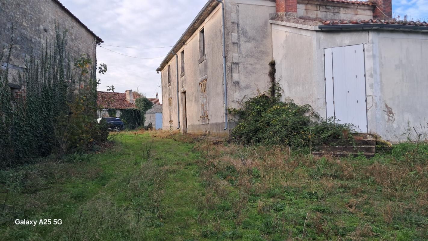 LA CHAPELLE-THEMER Ancien corps de ferme et annexes au coeur d'un village 4