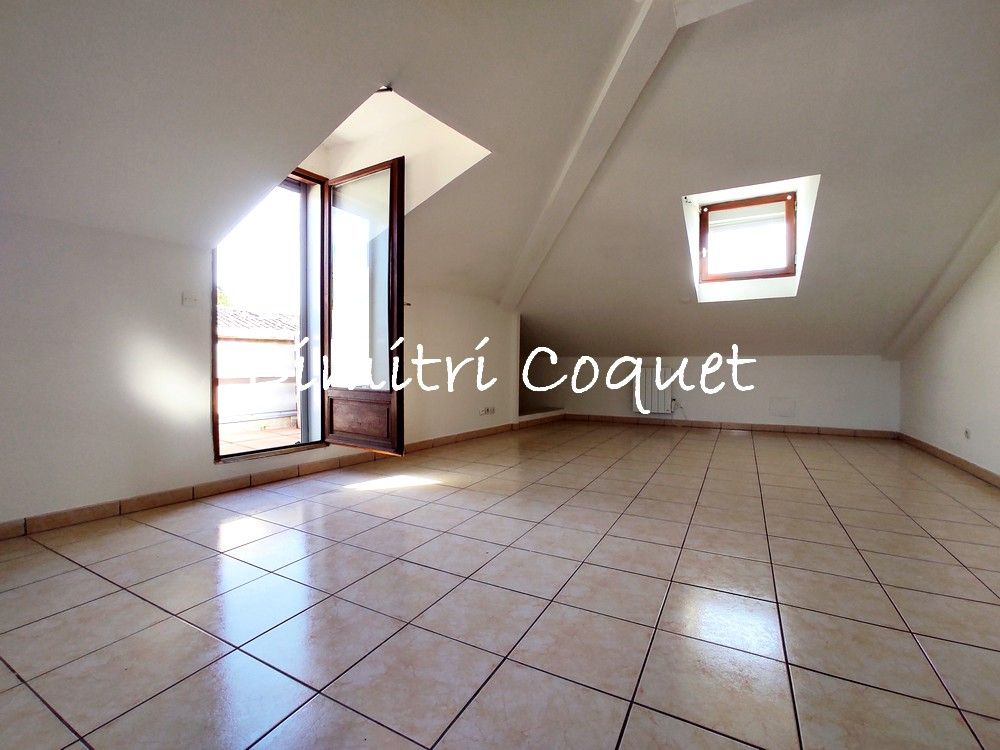 MONTAGNAC A vendre T3 sous toiture ,2 terrasses ,secteur calme 3