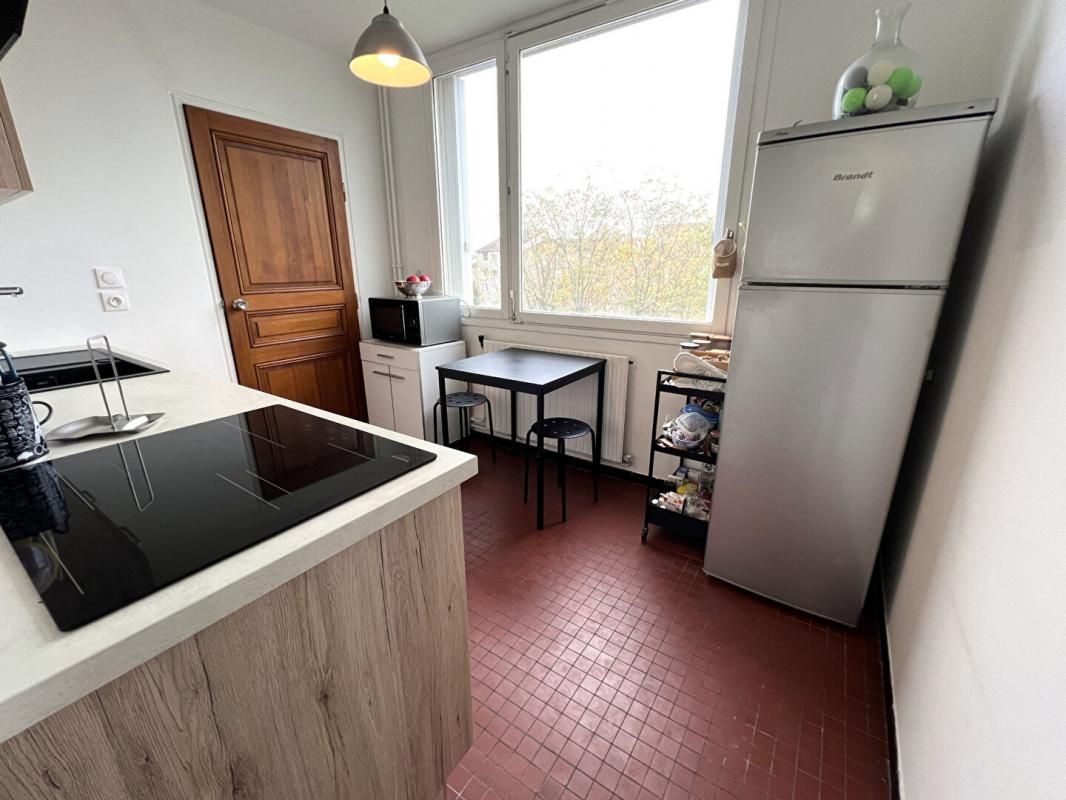 VILLEFRANCHE-SUR-SAONE VILLEFRANCHE SUR SAONE. Appartement 4 pièces 3ème étage avec cave et parking, au calme 4