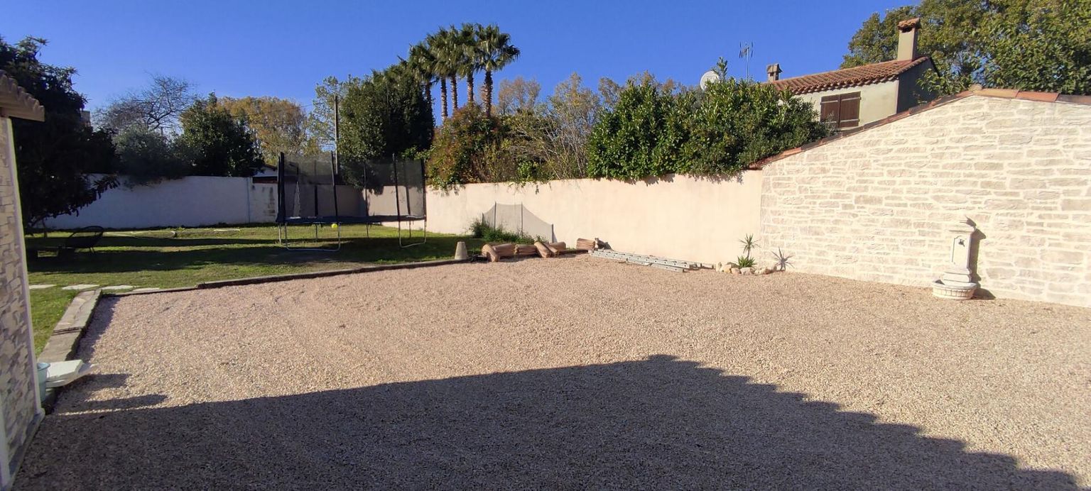 NIMES Mazet avec joli jardin et piscine 3