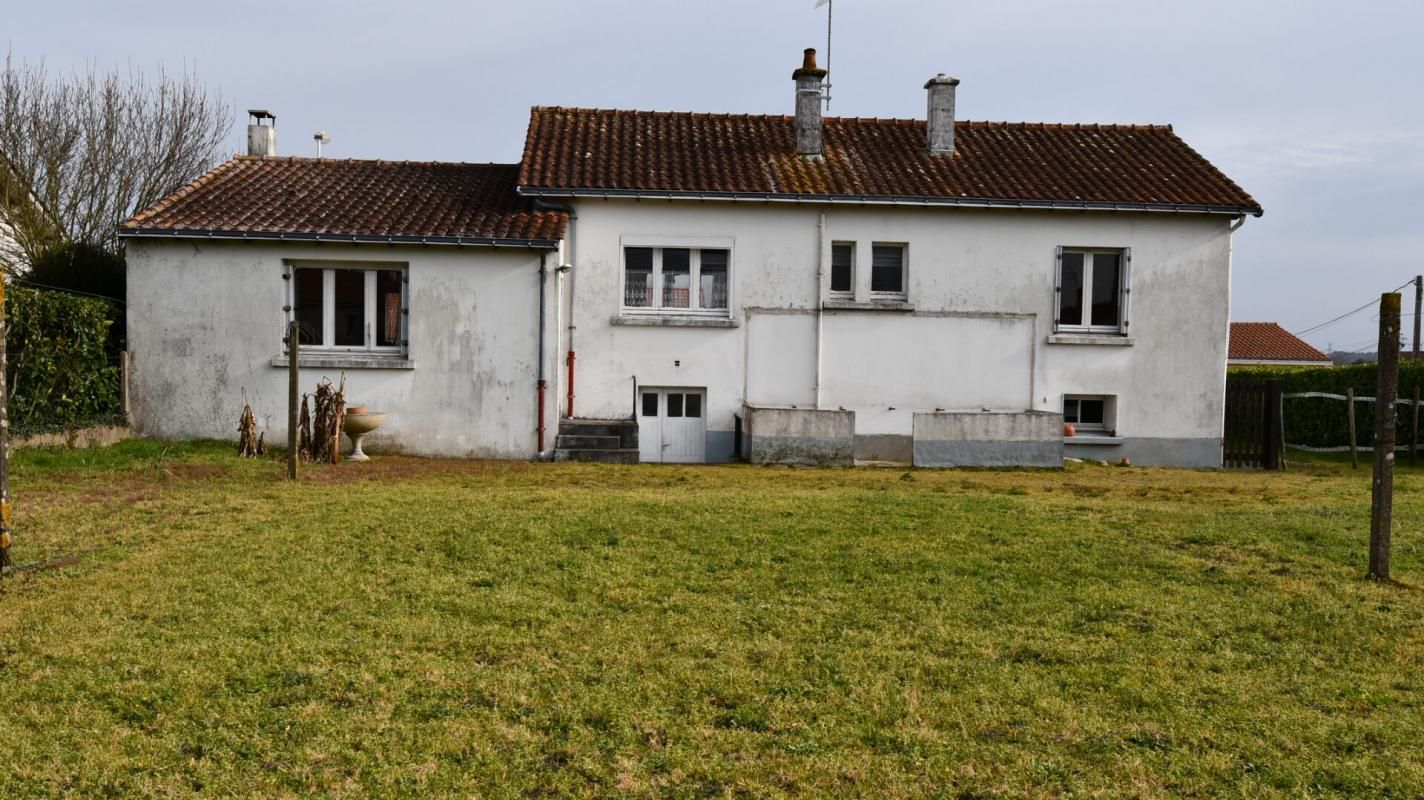 GETIGNE Ensemble immobilier (Maison + Terrain constructible) Gétigné 5 P . 3 Chs . 96 M² . Garage . Cave . T 890 M² 4